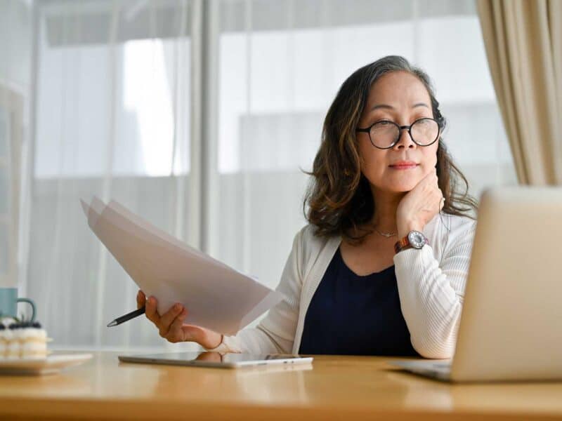 Woman on her computer trying to figure out how to write a business plan